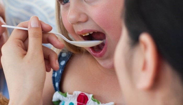 Enfant qui prend du sirop pour la toux Enfant qui prend du sirop pour la toux